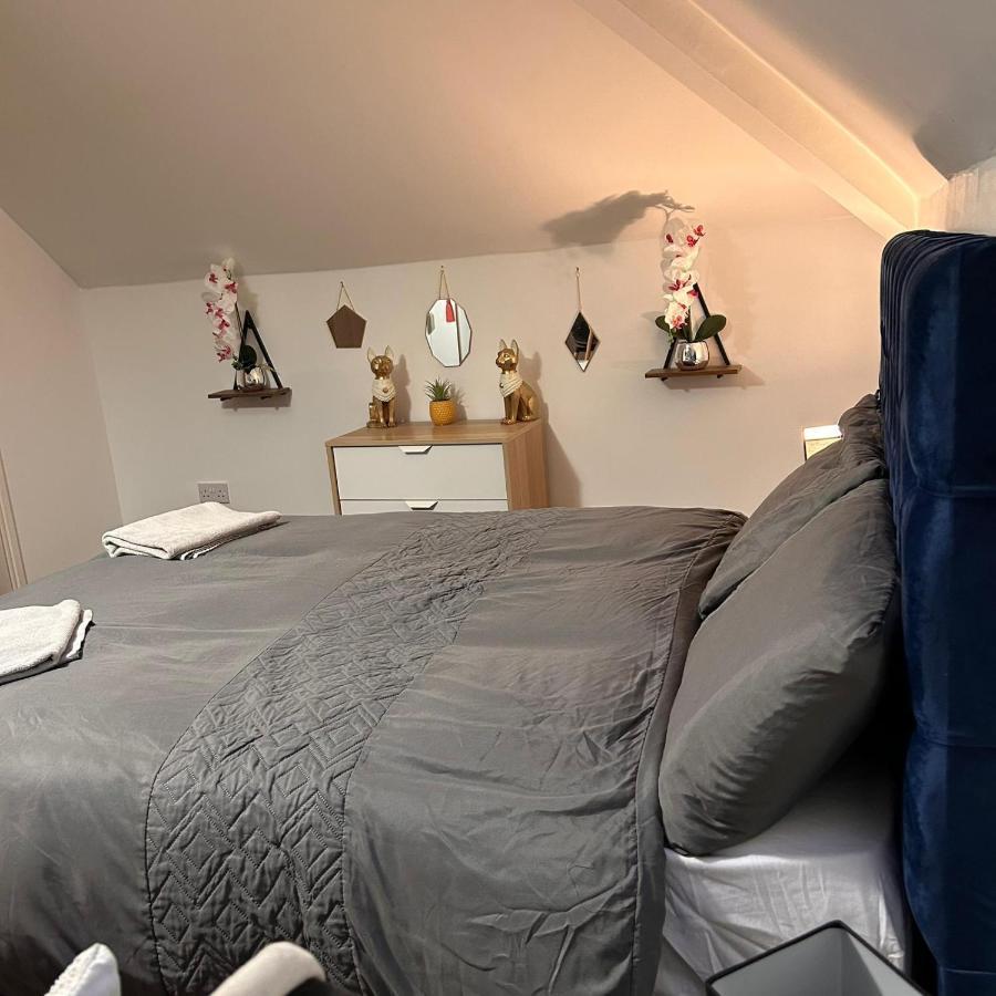 Bv Comfy Attic At Deighton * Huddersfield